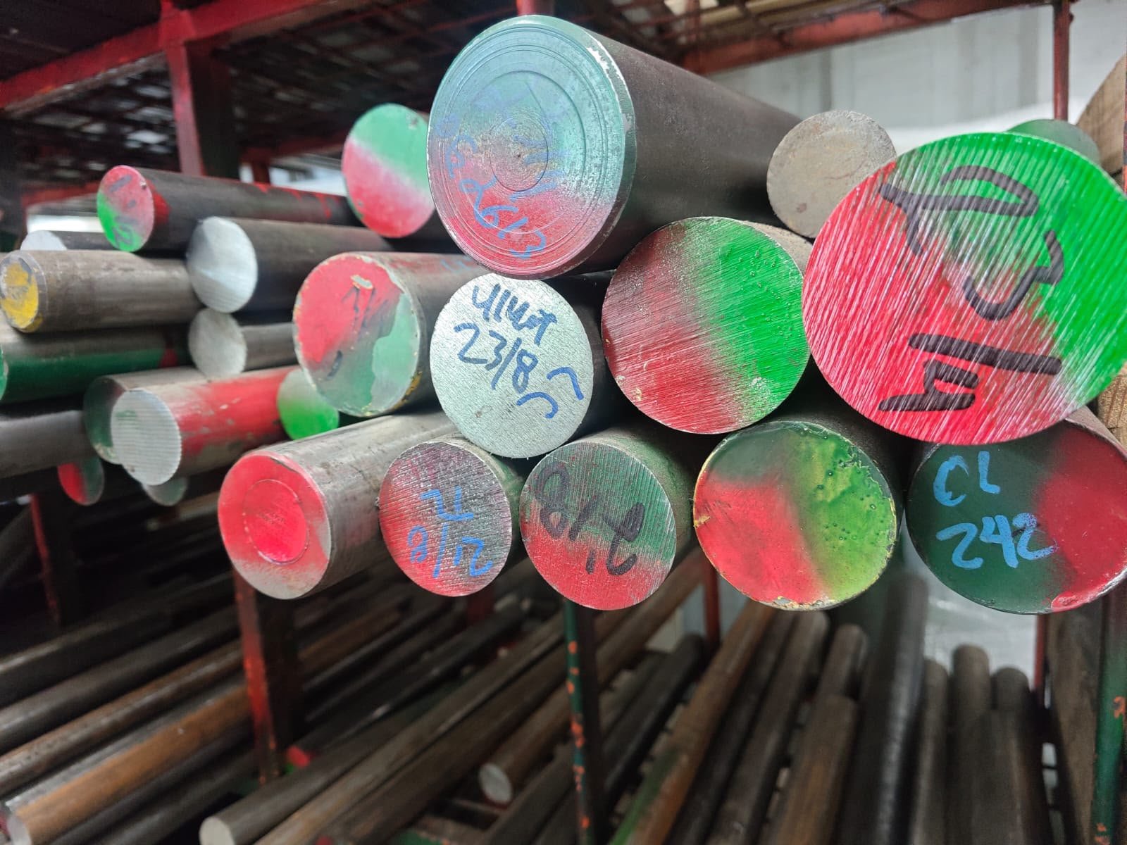 Barras redondas de acero en el almacén de Instrumetal